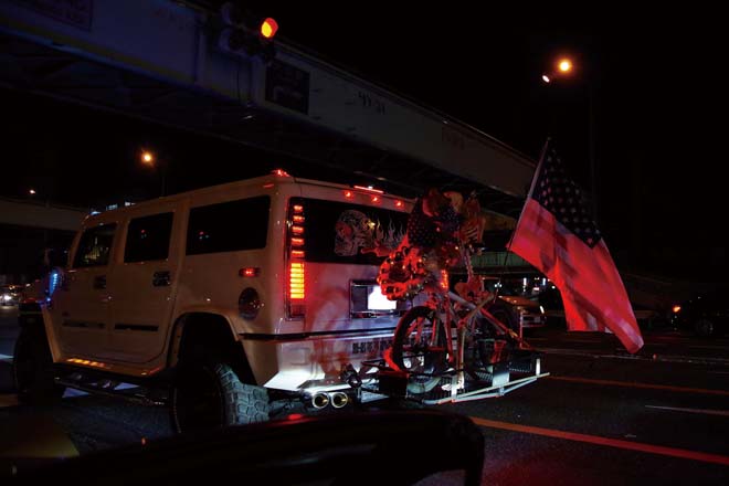 大阪の観光名所をアメ車で駆け抜けるハロウィンナイトクルーズ