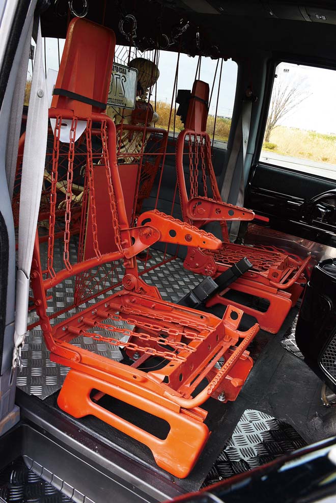 護送車をテーマにメイクしたピットインアクツのシボレーアストロ 護送車をテーマにメイクしたピットインアクツのシボレーアストロ