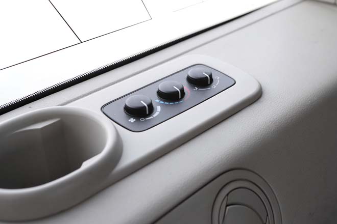 運転席・助手席でそれぞれ温度調整が可能なオート エアコンを採用したコマンダー