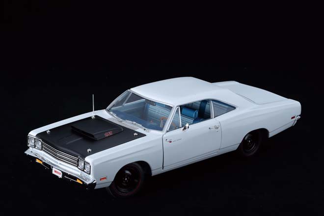 1/18 auto world、1969 1/2 Plymouth Road Runner