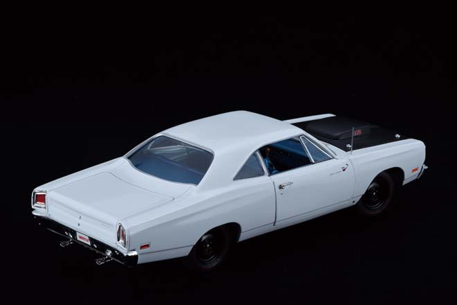 1/18 auto world、1969 1/2 Plymouth Road Runner