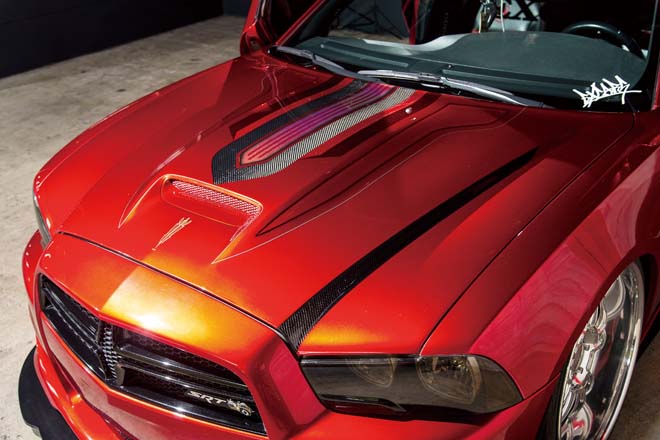 チャージャーのスポーティさを ボディカラーと新しいペイント手法で表現する