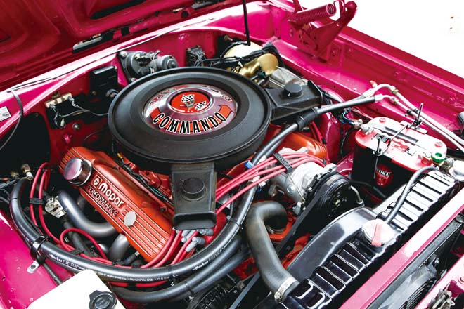 ハイインパクトカラーが眩しい生粋のマッスルカー プリマスロードランナー