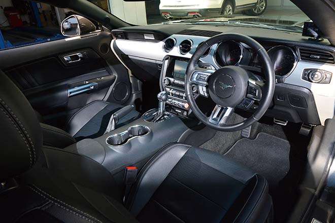 右ハンドルのマスタングで 妻と楽しむ最高のクルマ