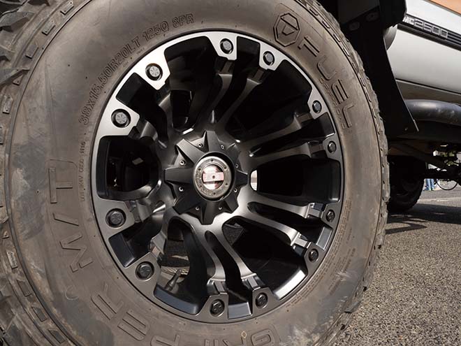 フューエルオフロードのVAPOR。タイヤも同じくフューエルオフロードのGRIPPER M/T 38X15.50R20LT