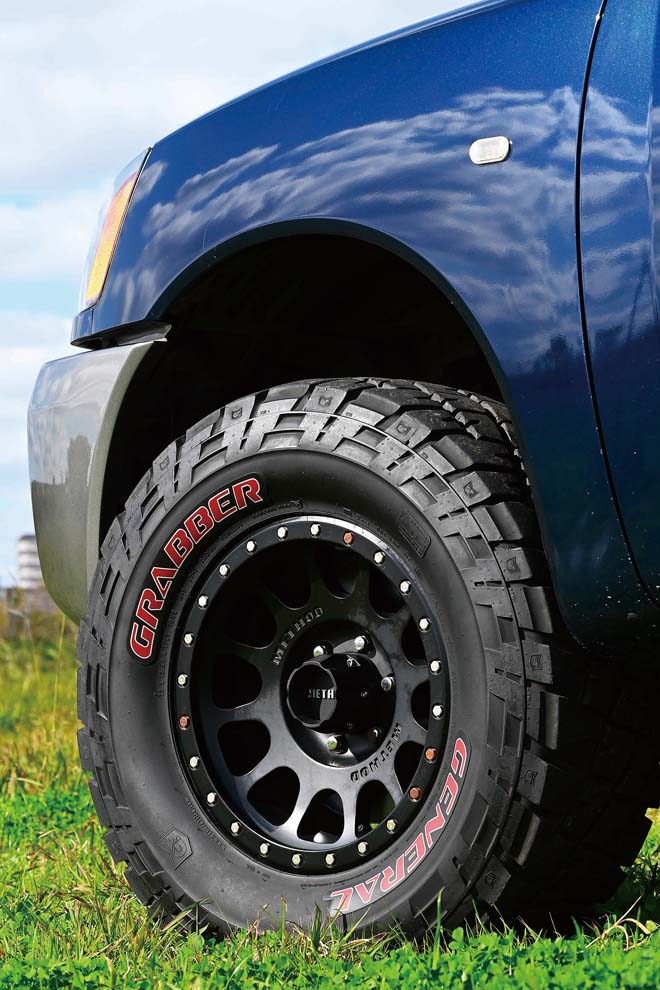 メソッドホイールの17インチに33×12.5R15のゼネラルグラバーレッドレタータイヤを装着