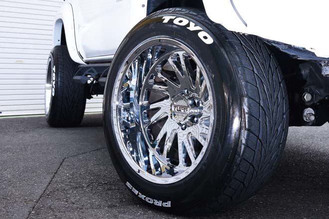 トーヨー・プロクセスST Ⅲ（275/55R20） に、TUFF WHEELS T2A True Directional（20×12J）