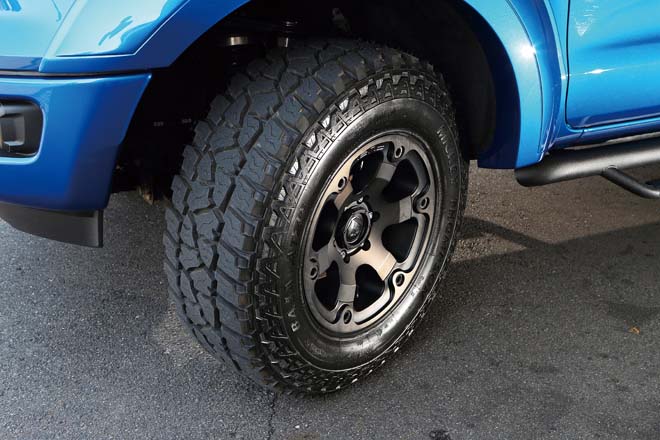 ミッキートンプソン・BAJA ATZ P3（285/70R17）に変更。ホイールはFUEL のBEAST（9.0J×17）を組み合わせる