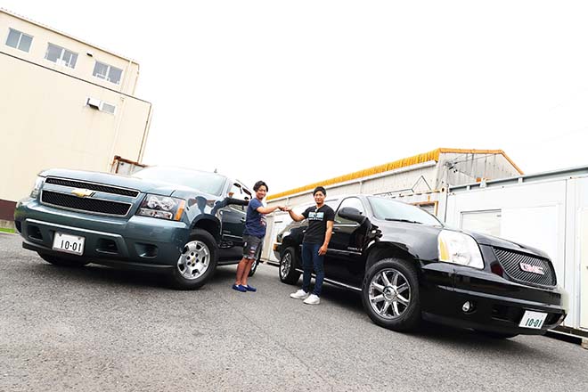 同い年だが まったく異なるアプローチでアメ車に乗る二人