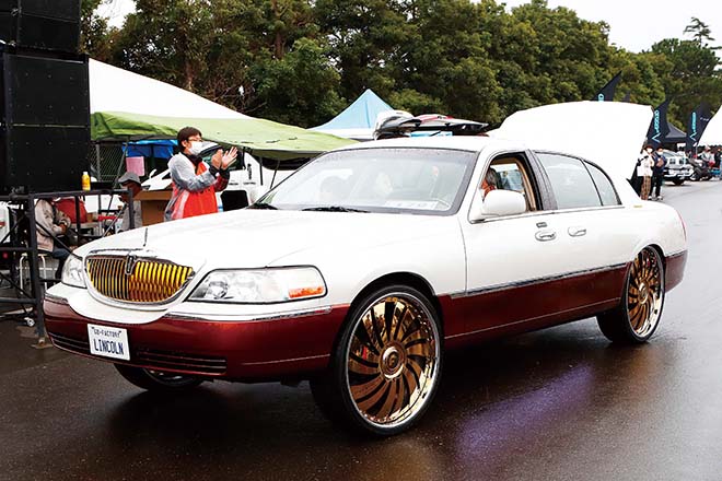 LINCOLN TOWN CAR